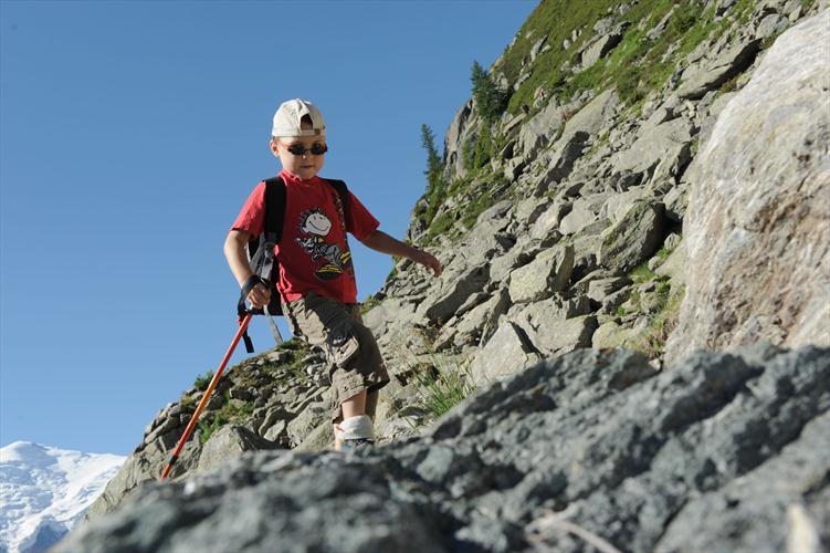 Erwan danse sur les cailloux...