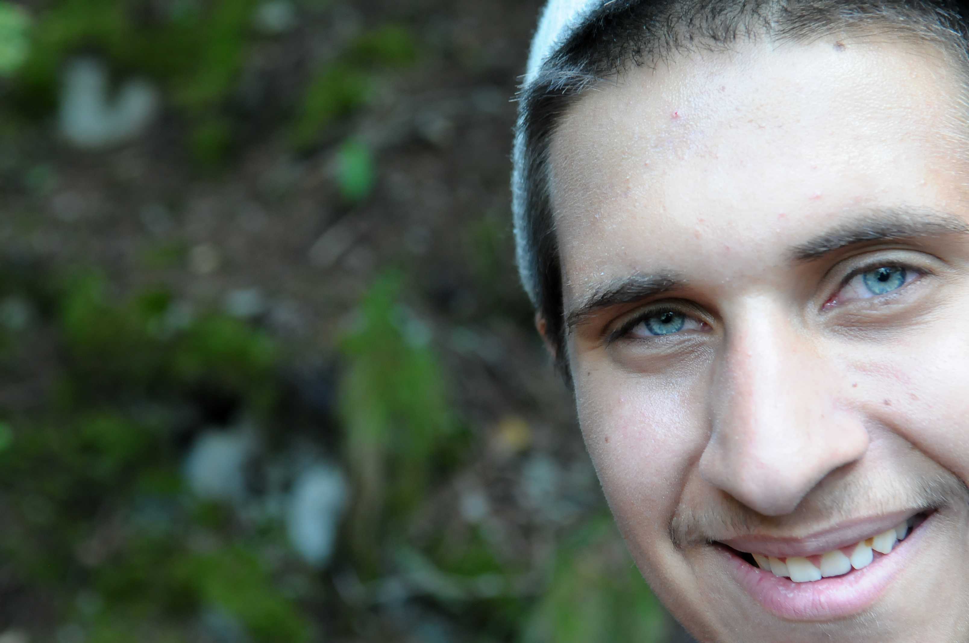 Logan, tout sourire, heureux de jouer les montagnards !
