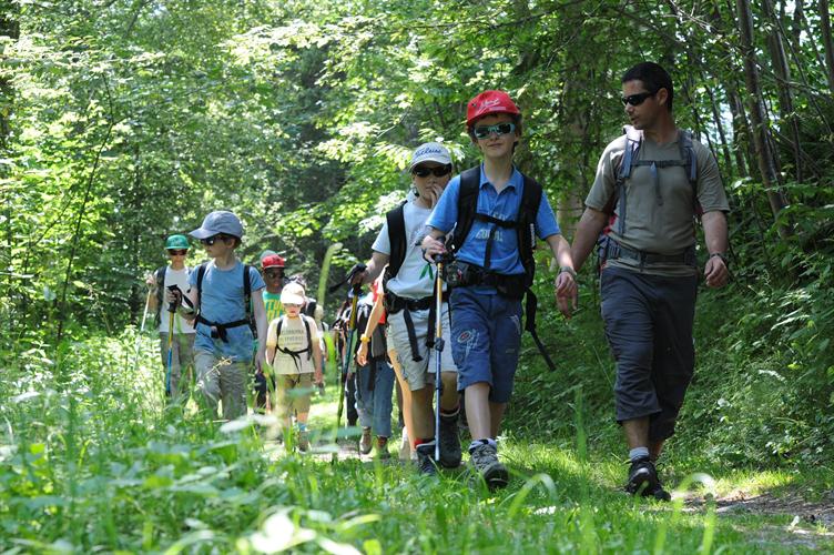 Dans la relative fraîcheur du sous-bois, nous démarrons notre marche !