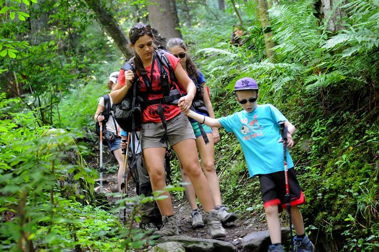 Chloé et son acolyte de rando, Théo, dans un passage délicat !!