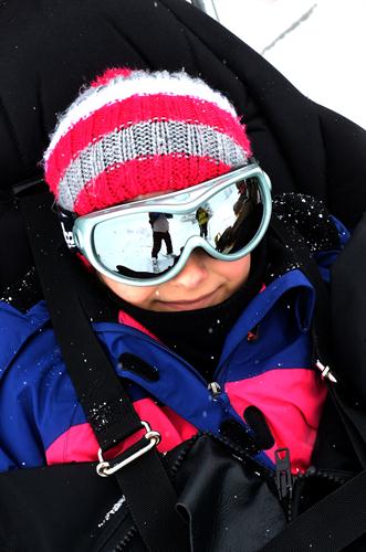 / Derrière ces grandes lunettes et ce bonnet vous pouvez trouver Célia.
