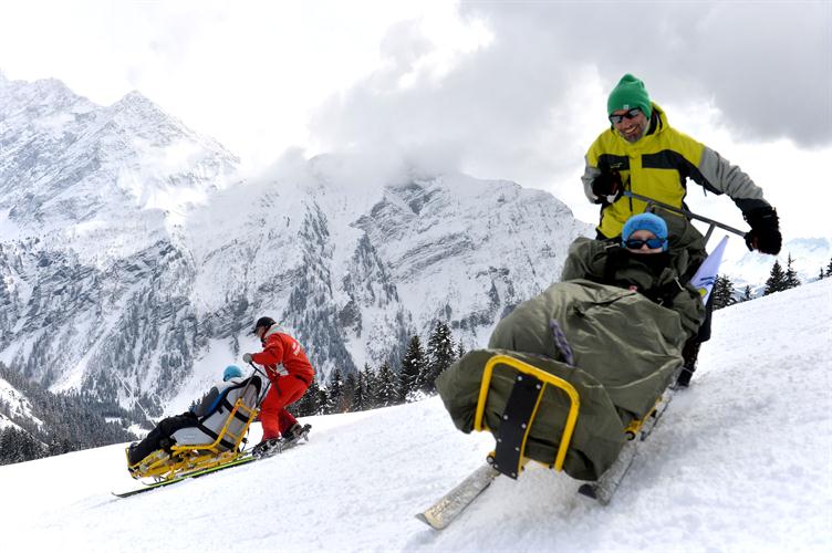 Alexis adore le jeu du chassé-croisé à fond sur les pistes.