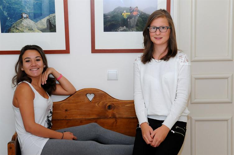 Deux jolies demoiselles en salle d