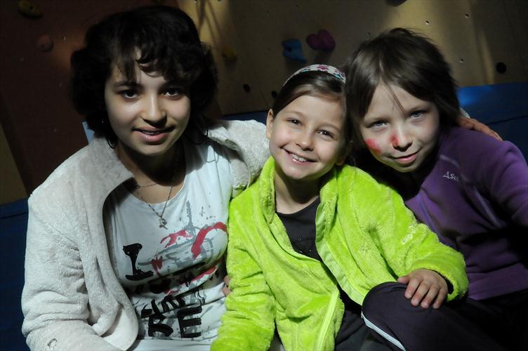 Trois graces au repos en clair-obscur, Sarah, Capucine et Laurine !
