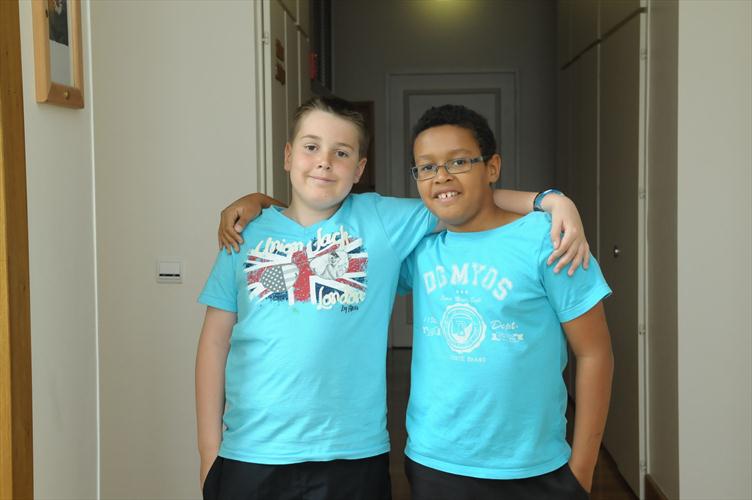Dans les couloirs de nos étages, 2 potes en virée rigolarde, Robin et Lucas !