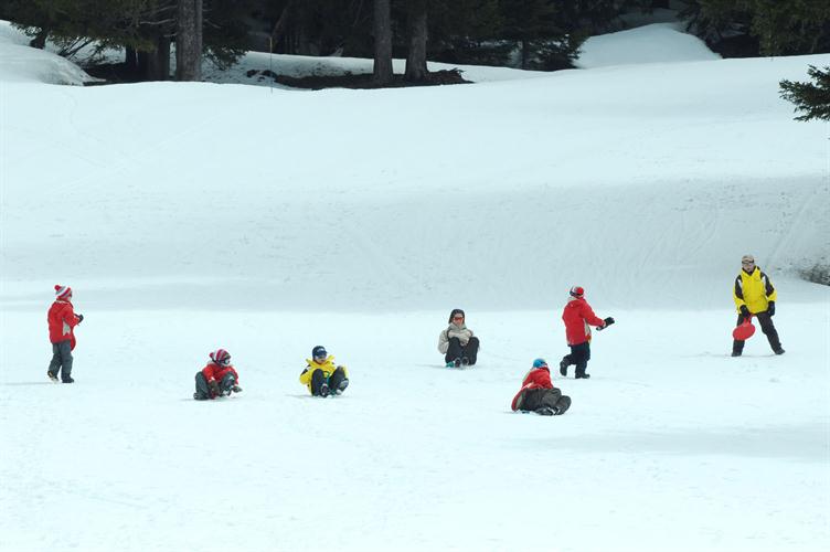 Au camp de base, luge et autres péripéties pour nos copains !