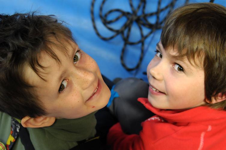 Léo et Maël attendant avec impatience leur tour de descente !