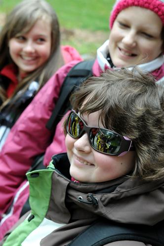 Crême solaire et lunettes noires malgré un ciel voilé ! Après tout, nous sommes un peu les stars ! (Eloise, Camille et Anais)