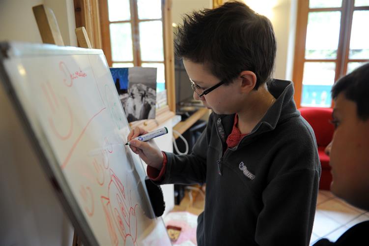 Théo est plutôt dessin de son côté...