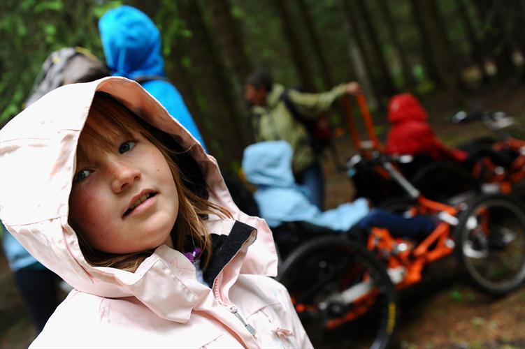 Bien protégée de la pluie, mais toujours jolie, Océane!