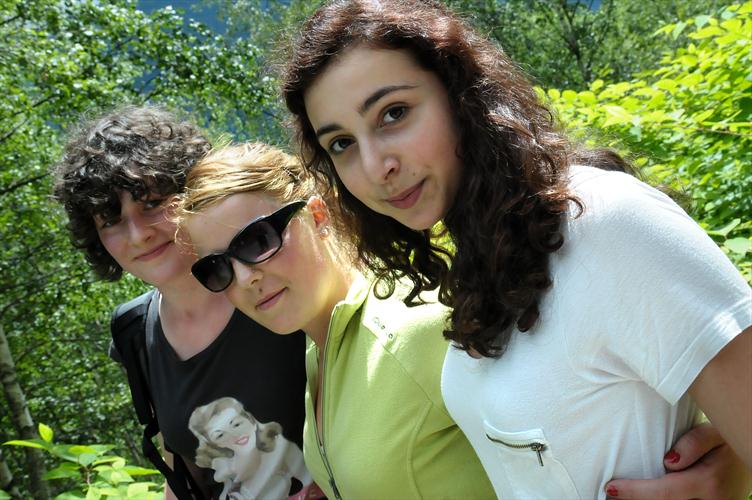Trois randonneuses liées comme les doigts de la main dans l