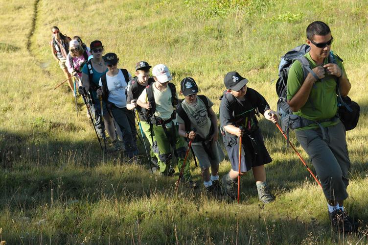1ére cordée emmenée par Jérôme, les pieds dans la rosée fraîche !