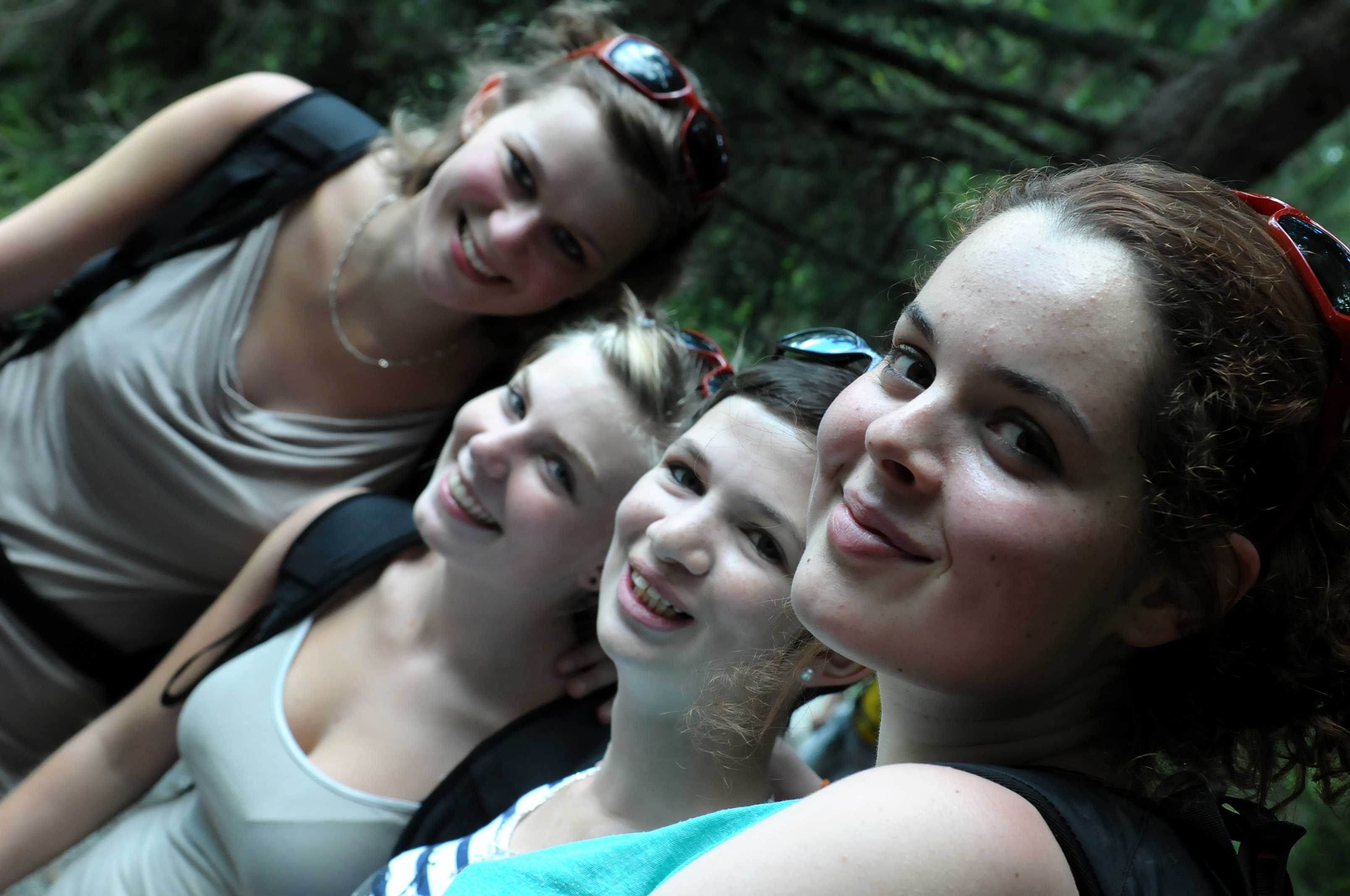 Notre quatuor féminin de la semaine, arborant une homogéne joie lumineuse: audrey, Camille, Aurélia et Valentine.