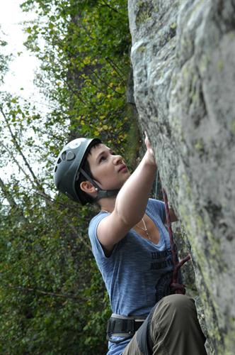 La douce Camille domptant lestement le rocher !