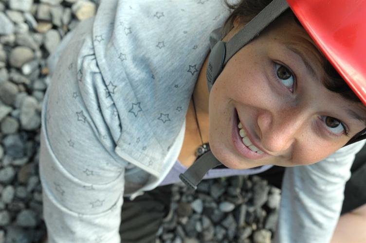 Joli sourire du coin ! La ravissante Pauline, prête à envoyer du feu !