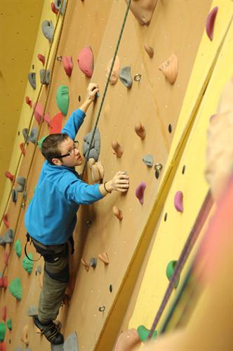 Emilien, à son tour, défie  vaillamment  le mur qui se dresse devant lui !