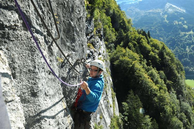 Avec presque 100m de vide sous les pieds, Emilien s
