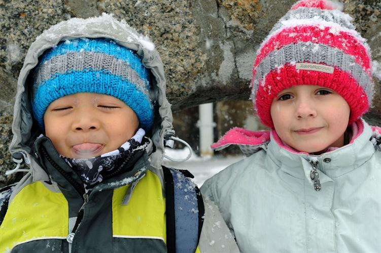 Matthew essaie de manger de la neige en plein vol dirait-on!