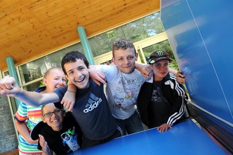Au ping, une belle bande et au pong, de joyeux lurons ! Valentin, Robin, Adam, Simon et Loïs.