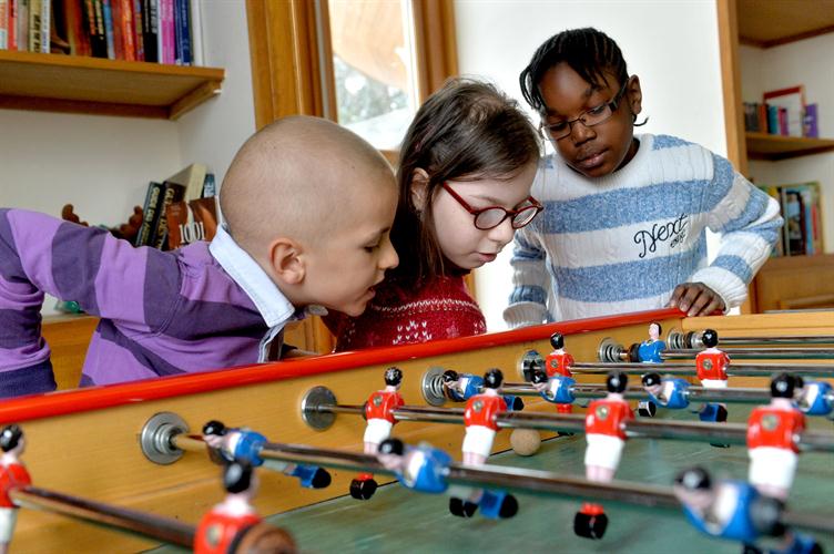 Rien de mieux qu’un jeu d’équipe pour faire plus amples connaissances. (Eliott, Clara et Bénie)