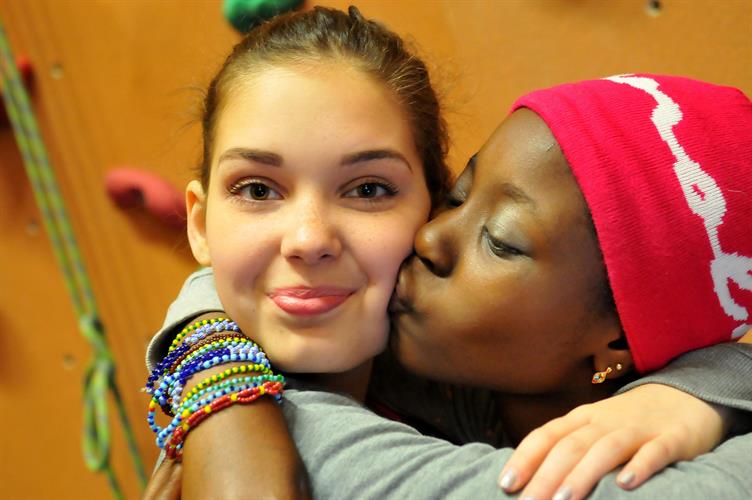 Gros calin entre grimpeuses solidaires ! (Océane et Hawa)