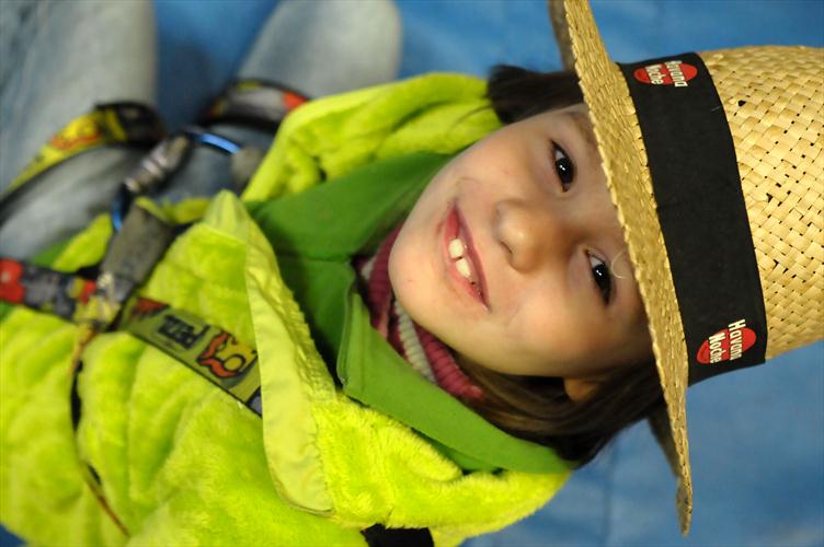 Sous le chapeau, une petite jeune fille admirant ses cooequipiers grimpeurs, Elodie !