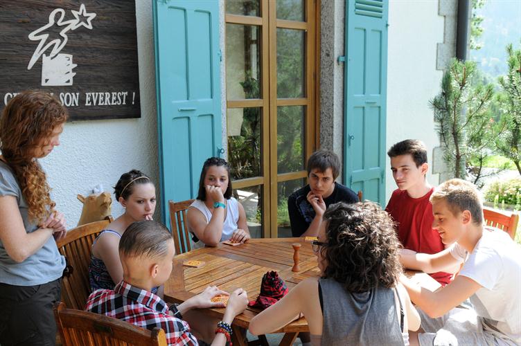 Partie de cartes sur la terrasse, le bonheur!