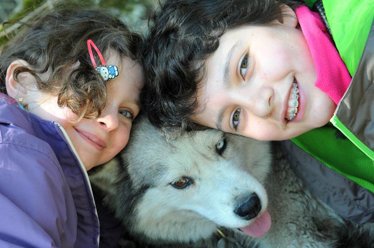 Deux stars du mushing cajolant leur compagnon du jour, Clara et Diane !