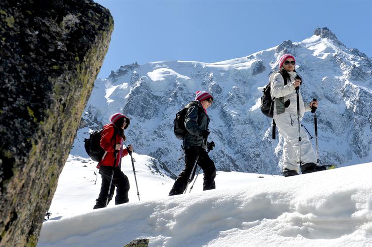 Mélanie, Clémence et Délia n’hésitent pas à franchir les crevasses pour atteindre leur but !