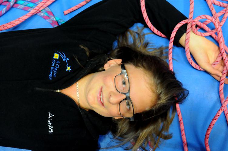 Jeune fille joyeuse poussée dans les cordes, Pauline !