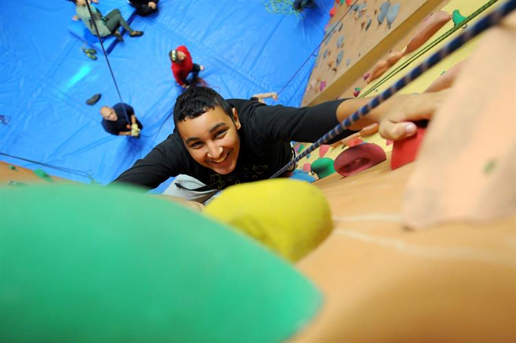 Yassine rampe entre les prises...