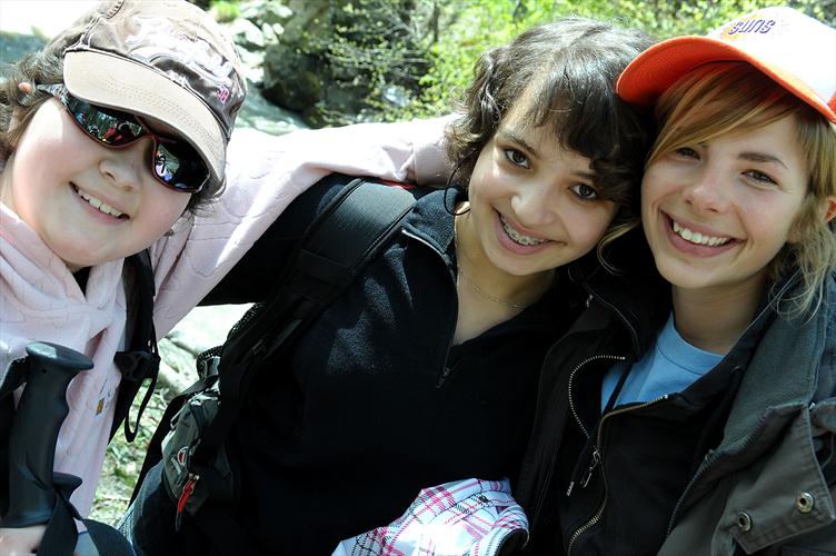 Jeunes filles pleines de peps sous les cîmes du bois du Bouchet ! (Léa, Sarah et Rébecca)