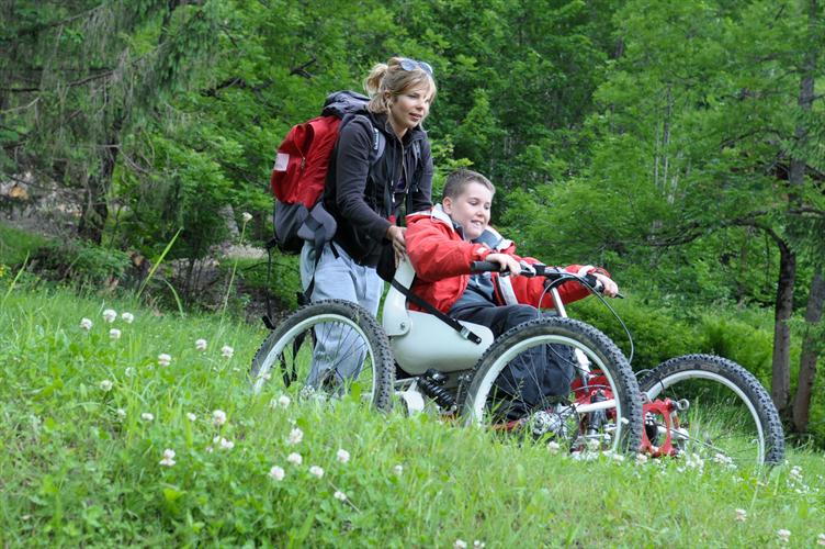 On file en tout terrain dans la nature fleurie ! (Robin)