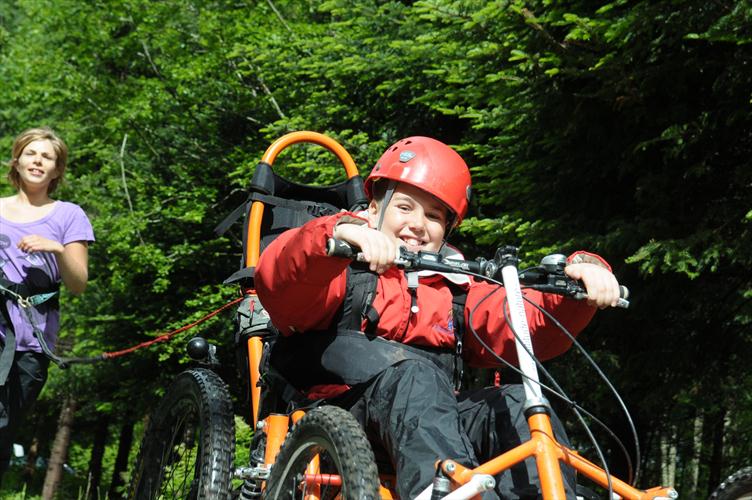 Stéphane, drivant sa machine avec aisance, suivi par Rébecca !