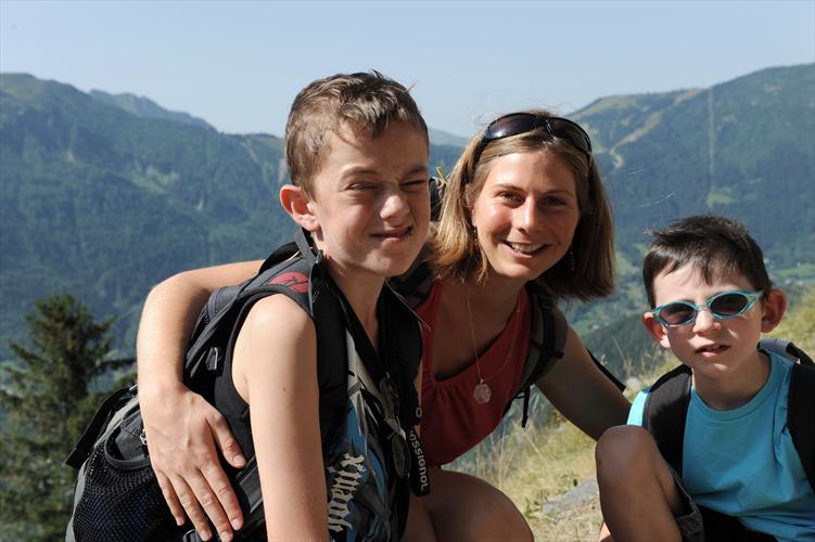 Autour de Marie, Dylan et Antoine profitent du soleil.