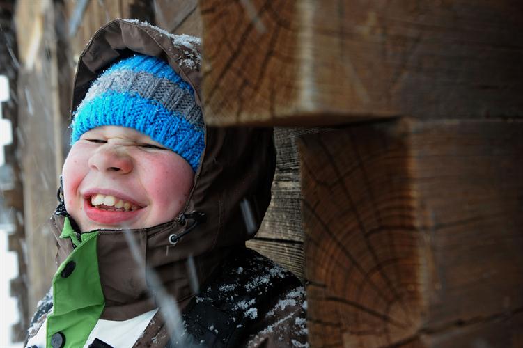 Rémi adore voir la neige tomber!