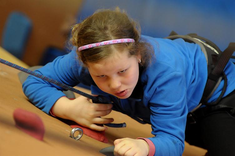 Tout en concentration et équilibre, Honorine !