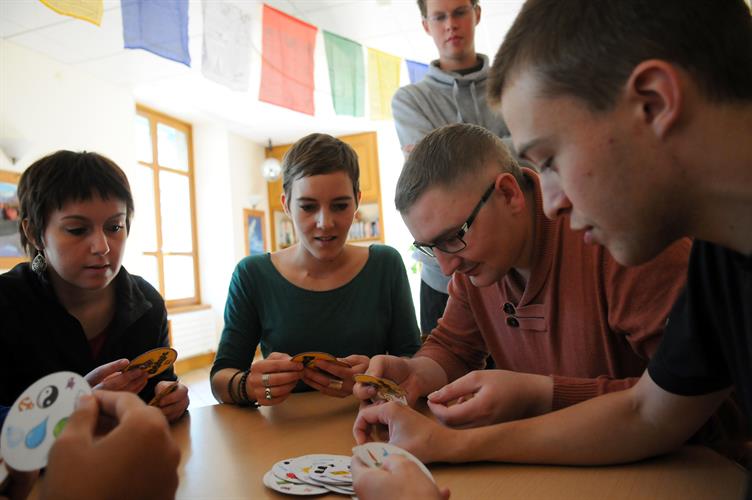 Concentration au top chez les joueurs de cartes!