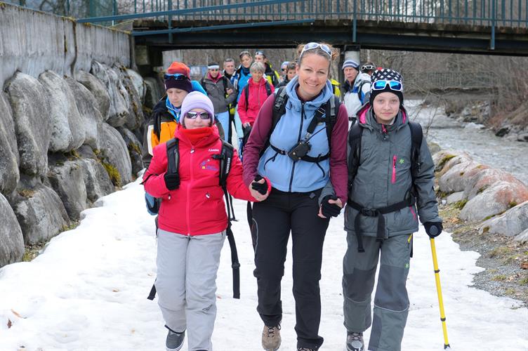 Top départ ! Sur les restes de neige hivernale, Oryane, Lorine et Marie.