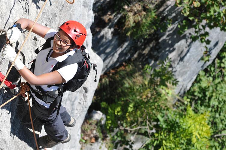 Conservant le même sourire malgré 100m de vide sous elle, l