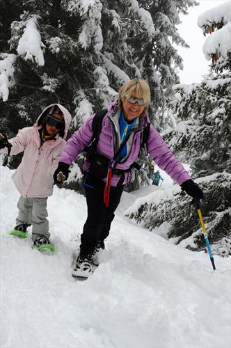 Et voici Christine qui accompagne Eléna vers les sommets!