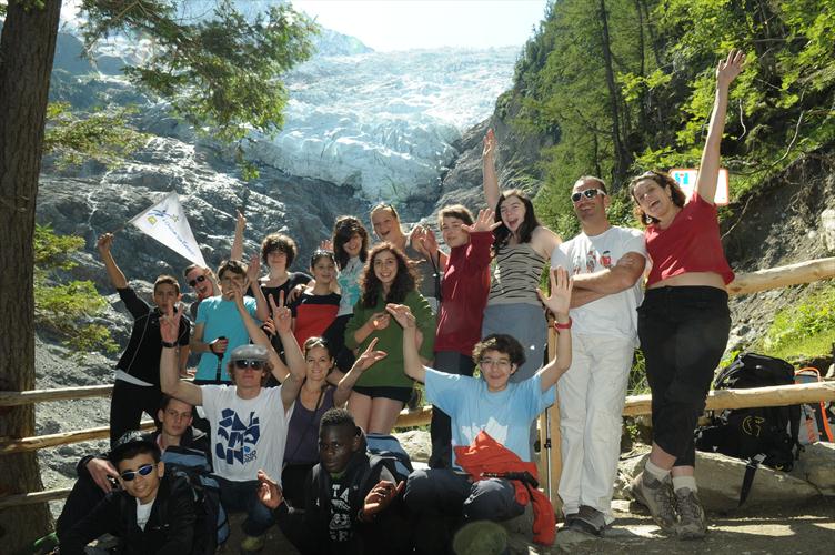 Petite photo de groupe devant la bleue et imposante langue du glacier !