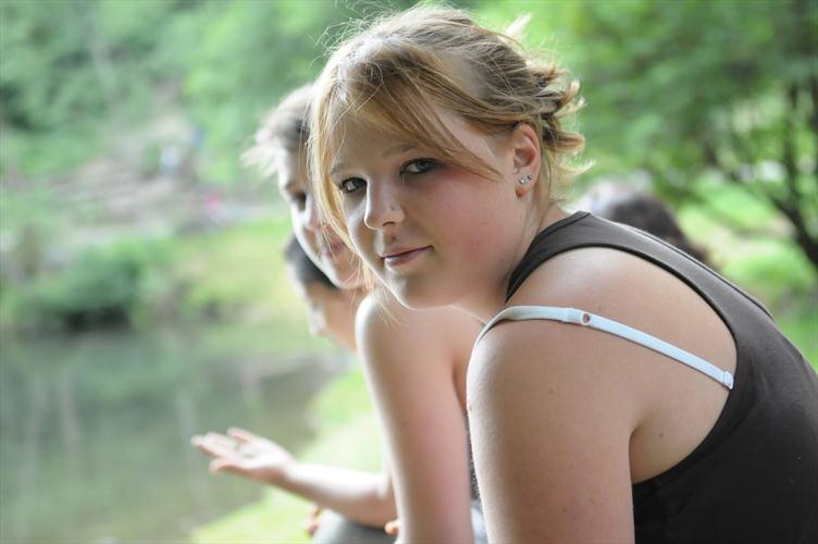 Contemplative et ravie, une championne d