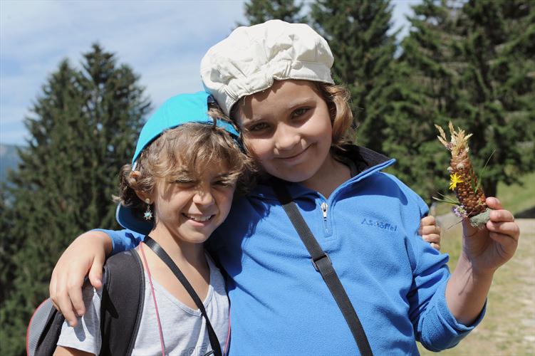 Les filles se fabriquent des mini doudous!