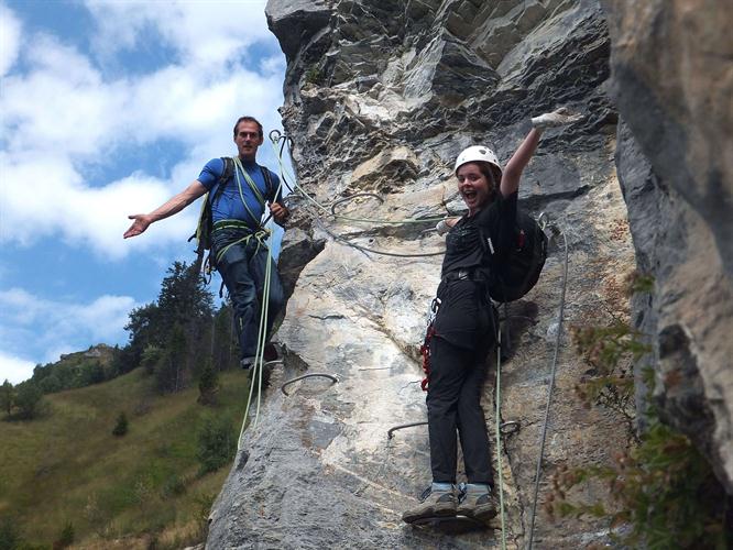 Encordée à son guide et encouragée par tous, Valentine laisse éclater magistralement sa joie d