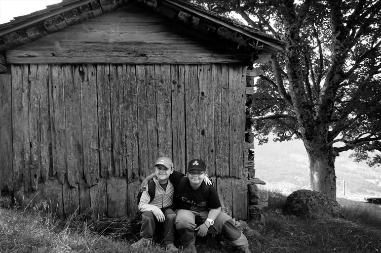 Blend et Mathias en pause bucolique près de la "cabane perdue" !