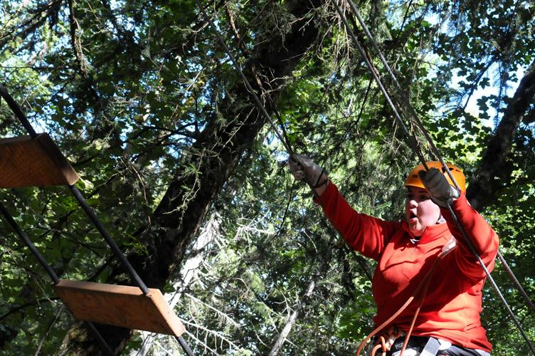 Marine, pleine de courage, franchit avec brio (et quelques cris :)) les obstacles qui se dressent devant elle !
