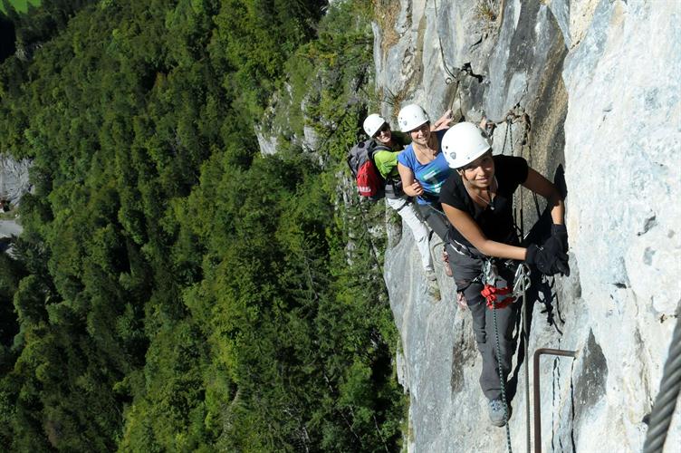 Emmenés par Francis, la cordée numéro 3 en pleine traversée vertigineuse !