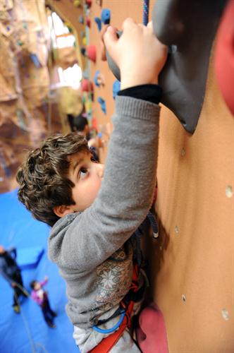 Jonathan en plein effort, il finira tout en haut de la paroi!