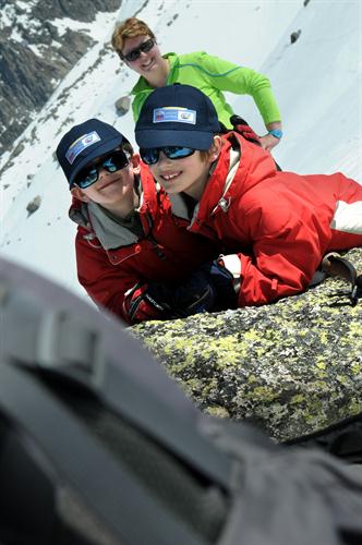 Sous le regard médical et protecteur de Sylvie, 2 gaillards en pleine forme, Léni et Léo.